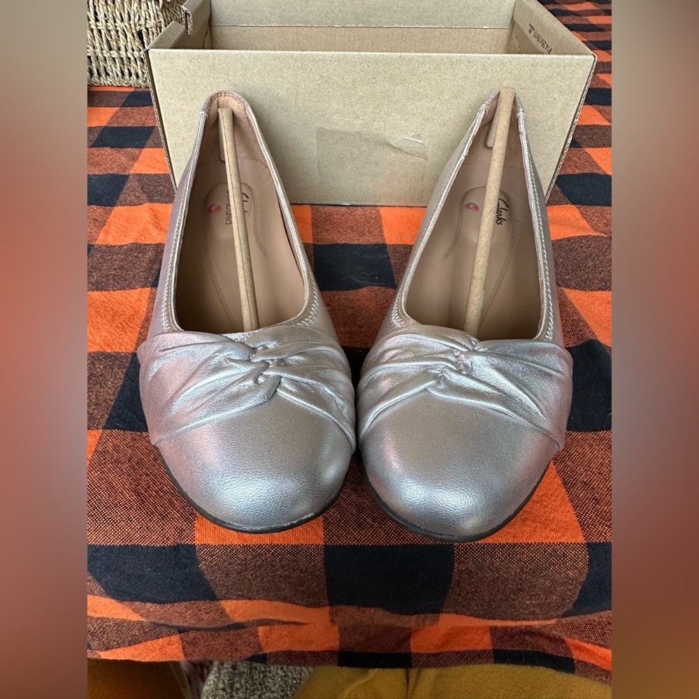 Clarks Unstructured Blush Wish Platinum Metallic Leather 6.5 B (M) Flat